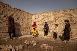 Sis mesos després de la presa de poder talibà: Les vides dels nens i nenes afganesos a punt del col·lapse
