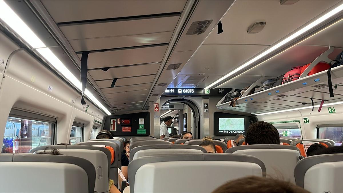 Interior del Avlo 4975 a su salida de Madrid-Chamartín rumbo a Vigo-Urzáiz en esta jornada de huelga.