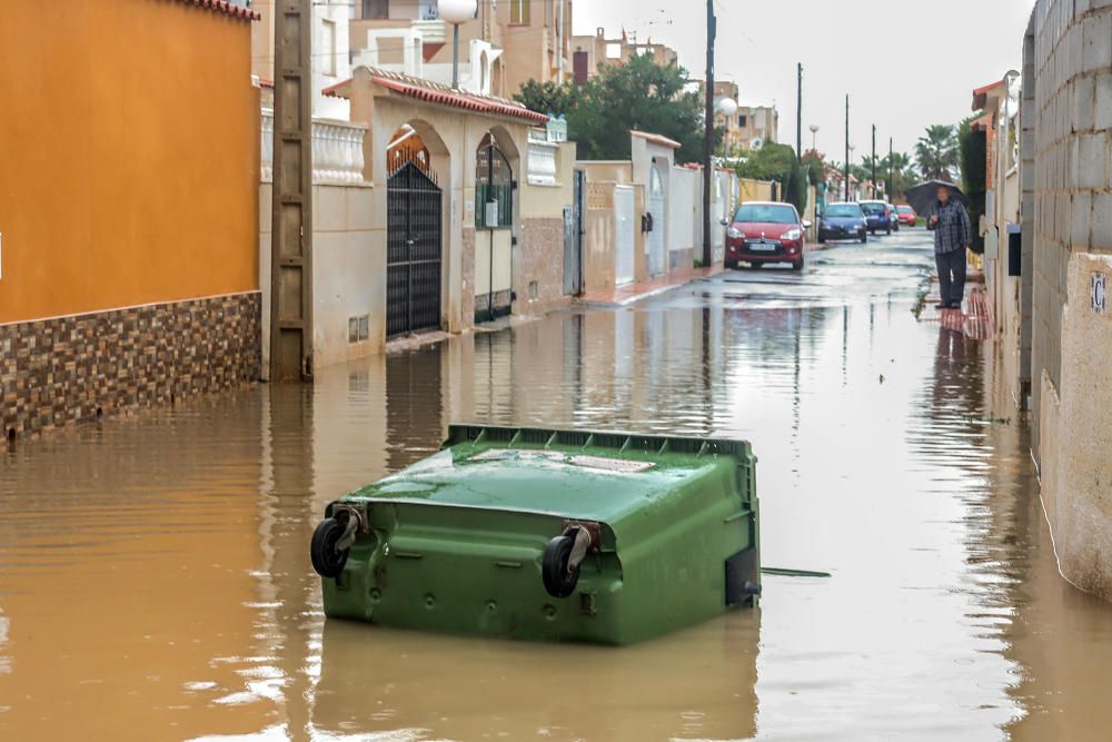 Imágenes de los vecinos retirando agua de las viviendas y las balsas de laminación que no dieron abasto ayer junto a la laguna de Torrevieja