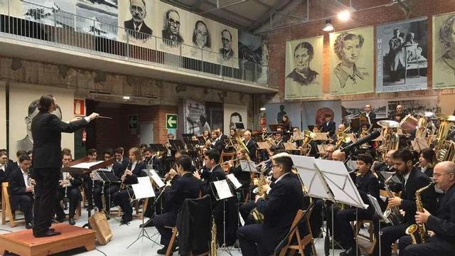 La Banda de Música de Candás durante su actuación ayer en la antigua fábrica de Ortiz.