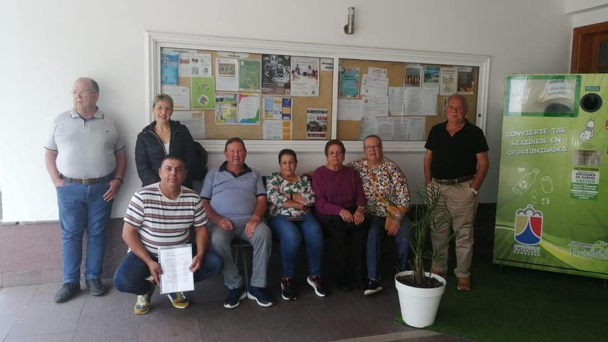 Residents of El Tanque present signatures to request a pedestrian walkway