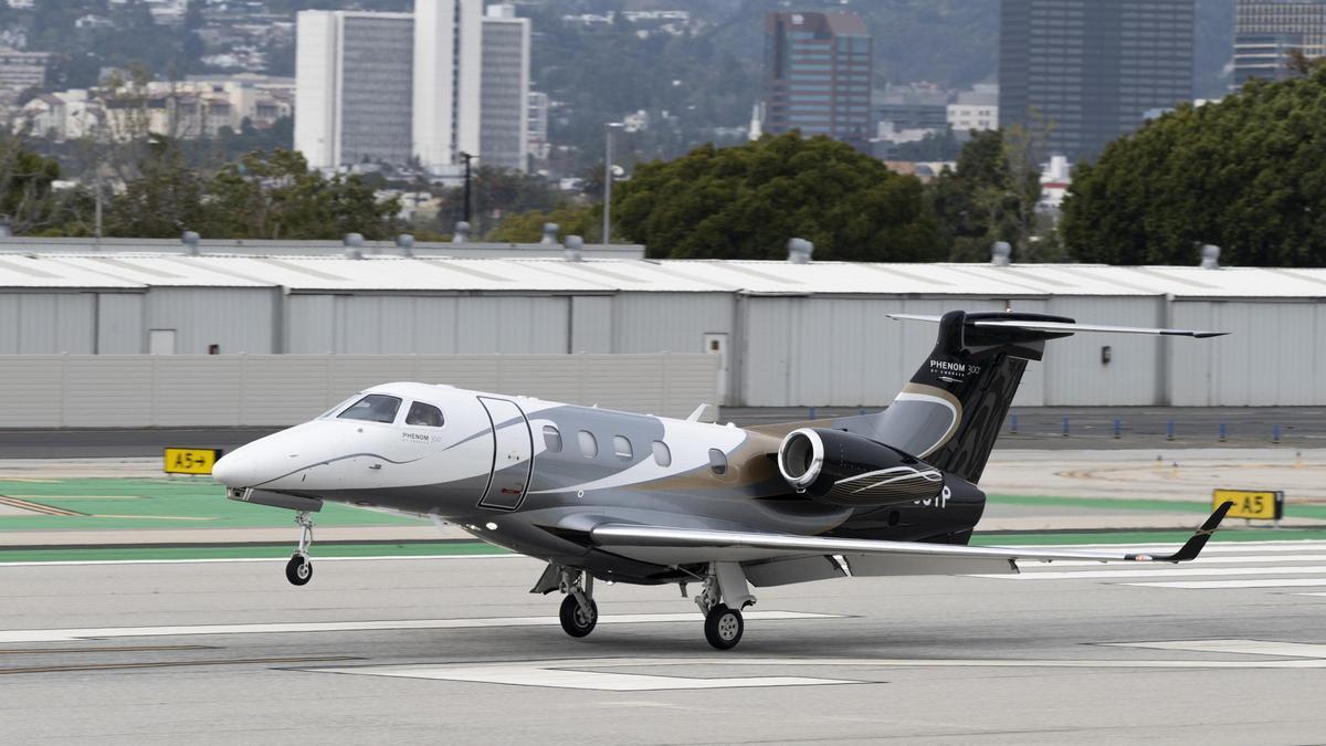 Avión privado en el Aeropuerto de Santa Mónica.