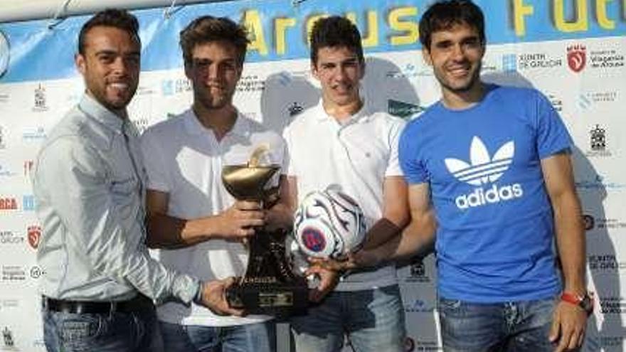 Los jugadores celestes con el trofeo. // Noé Parga