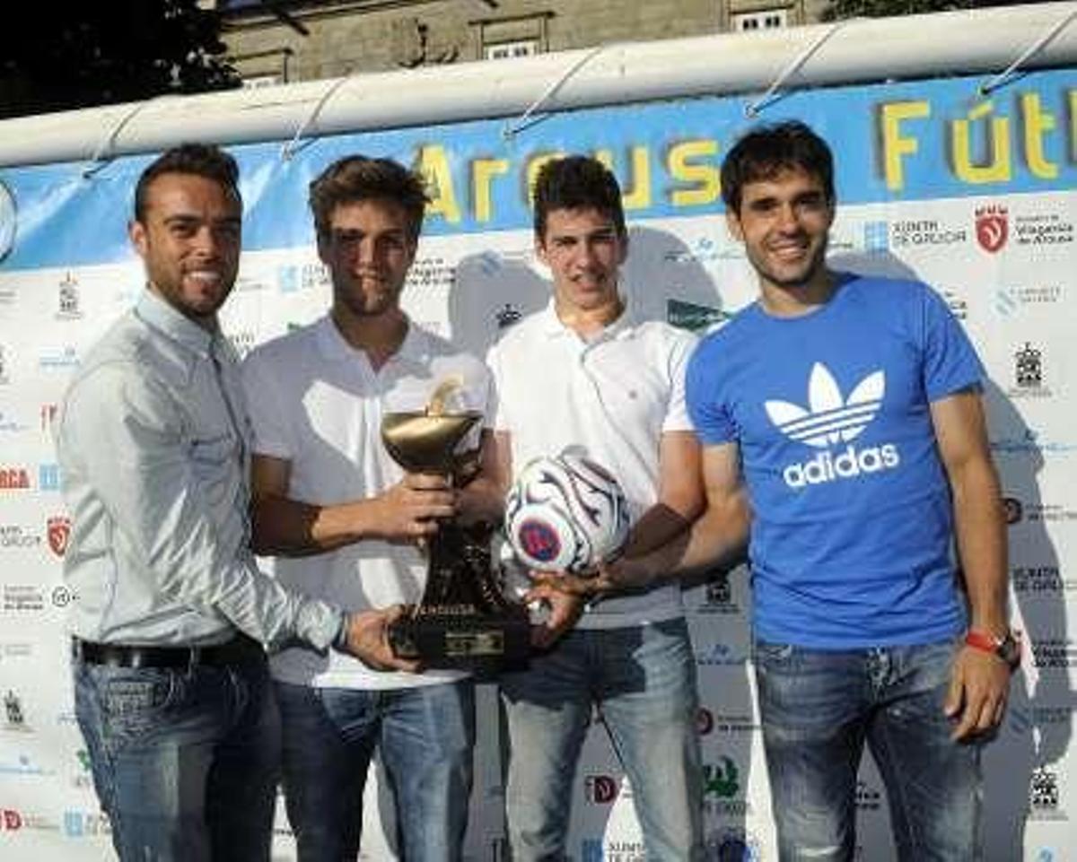 Los jugadores celestes con el trofeo. // Noé Parga