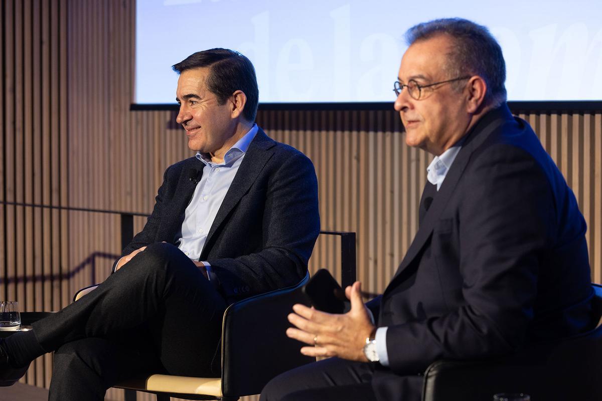 Carlos Torres Vila, presidente de BBVA, y Albert Sáez, director de EL PERIÓDICO.