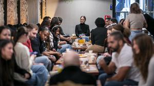 Un momento del primer evento de The Usual: quedada con desconocidos en La Textil Collective
