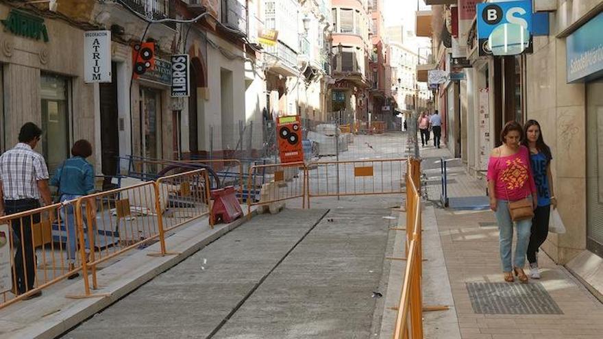 Obras de remodelación del acerado en las calles Casapalma y Cárcer, de la capital malagueña.