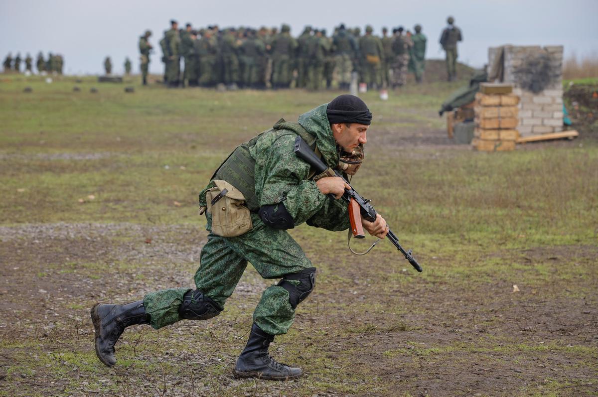 Reservistas rusos recién movilizados participan en un entrenamiento en un campo de tiro en la región de Donetsk