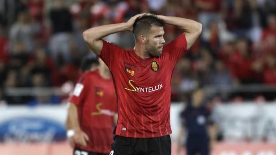 Alfredo Ortuño se lamenta durante un partido con el Mallorca la pasada temporada.