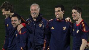 Del Bosque, junto a Llorente, Xavi, Busquets y Torres, en un entrenamiento del 2010 en Sudáfrica.