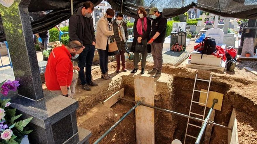 La consellera de Participación, Transparencia, Cooperación y Calidad Democrática, Rosa Pérez Garijo, visita el inicio de los trabajos de exhumación en el cementerio municipal de Segorbe.