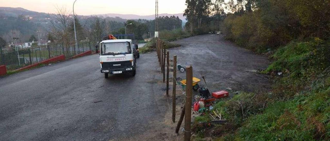 Aspecto que presentaba ayer el solar, despejado ya de basura. // G. Santos