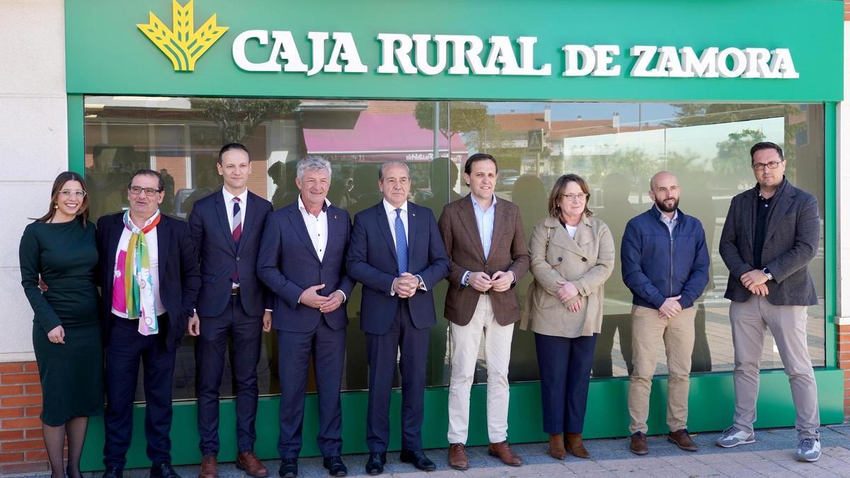 Inauguración oficial de la oficina de Caja Rural de Zamora en Arroyo de la Encomienda (Valladolid).