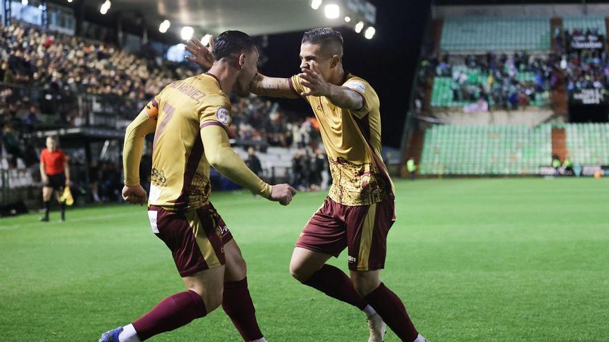 Kike Márquez, a la izquierda, y Kuki Zalazar celebran el tanto del uruguayo ante el Mérida.