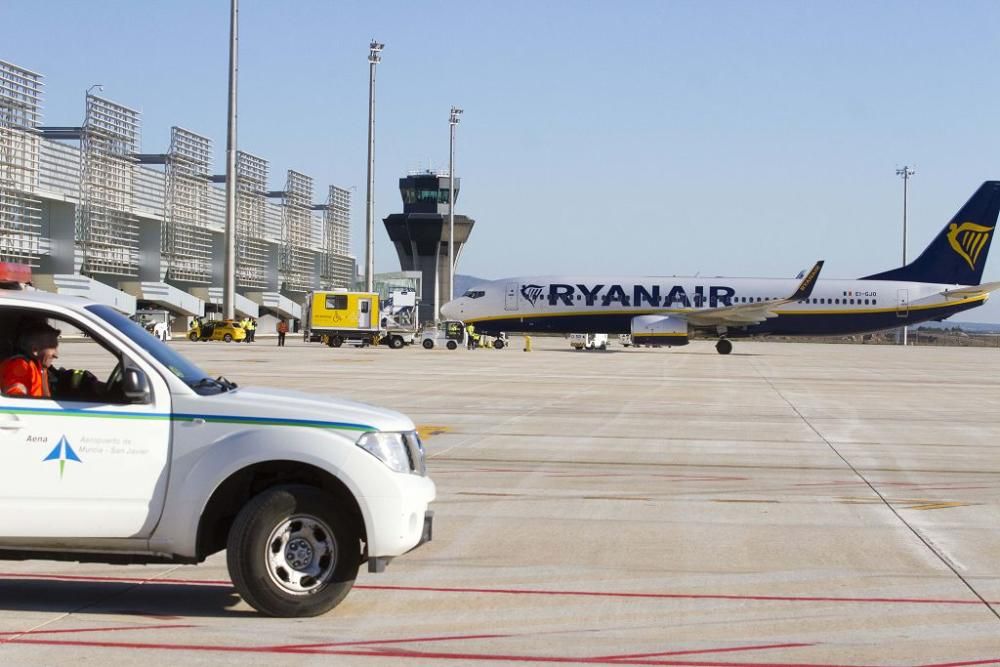 Llegada del primer avión al aeropuerto de Corvera