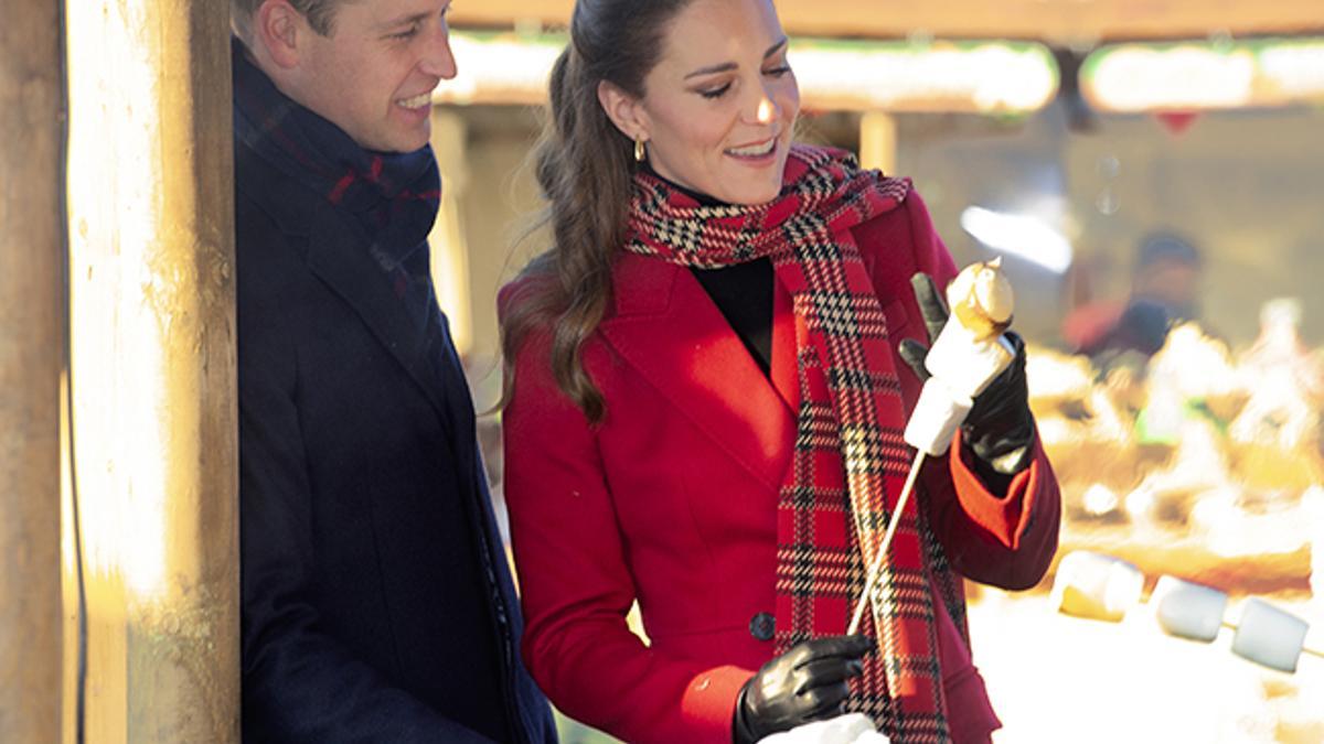 Kate Middleton y el principe Guillermo durante su gira en tren