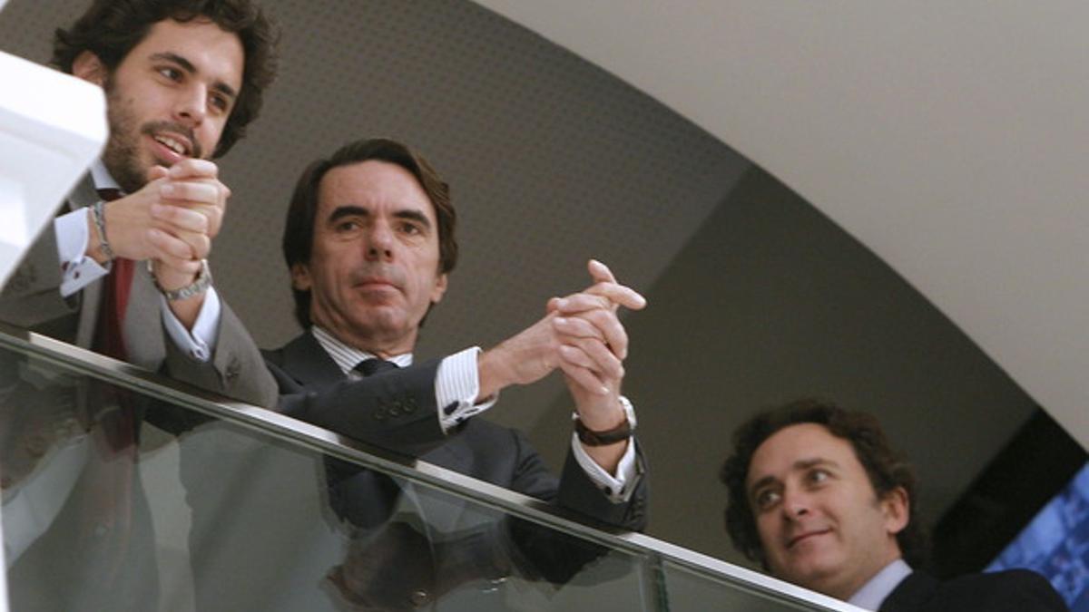 José María Aznar, su hijo Alonso (izquierda) y su yerno, Alejandro Agag, siguen desde la tribuna de invitados del Ayuntamiento de Madrid el pleno en el qeu Ana Botella ha sido elegida alcaldesa.