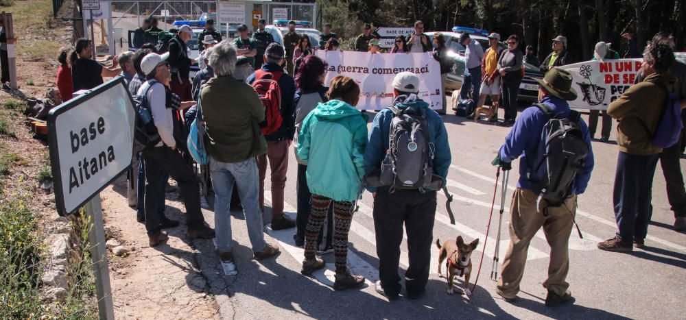 Marcha antimilitarista en la Sierra de Aitana