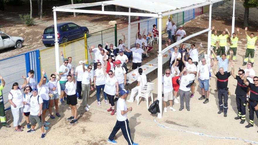 Decenas de voluntarios limpian el entorno natural del Guillermo Amor de Benidorm