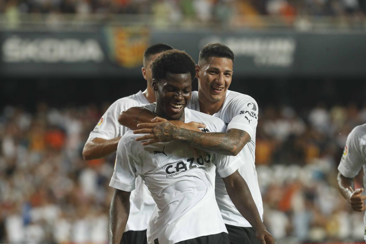 Yunus celebrando un gol con el VCF