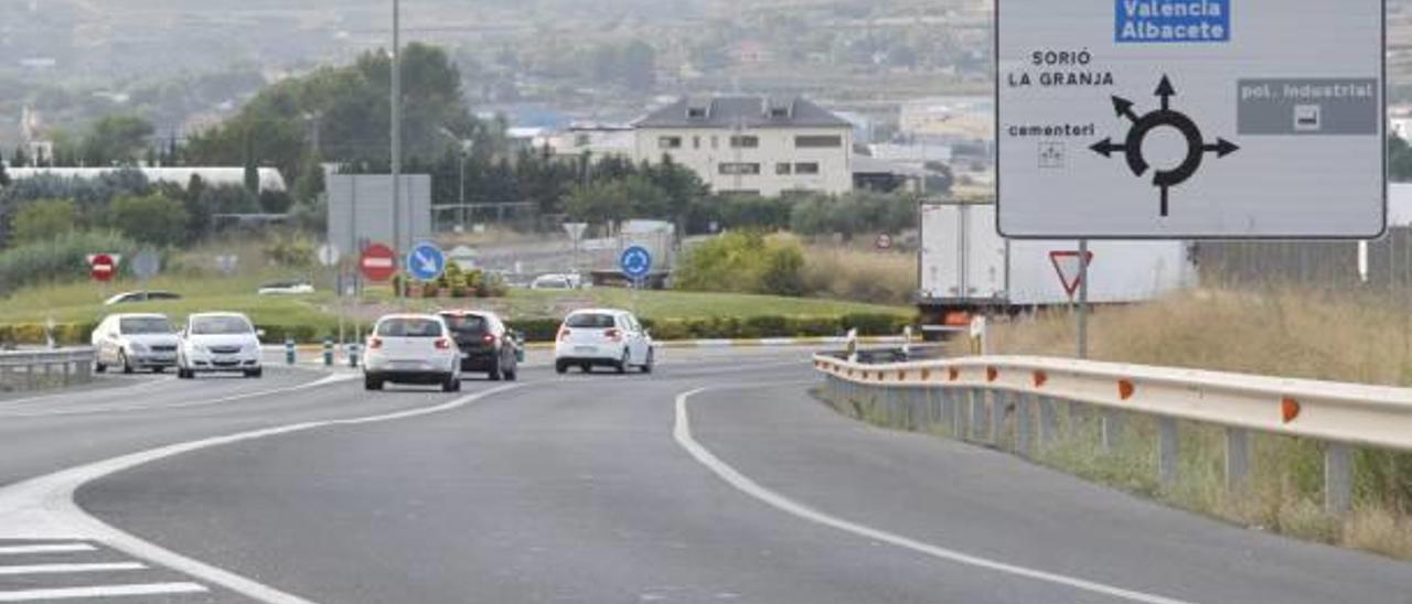 La principal rotonda de acceso Xàtiva, donde desemboca el tramo en el que se quiere intervenir.