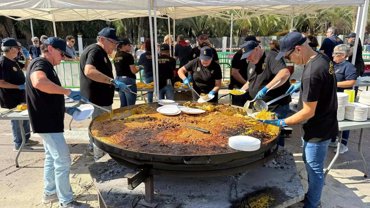 Arroz con costra gigante en Elche para 1.400 jóvenes cofrades