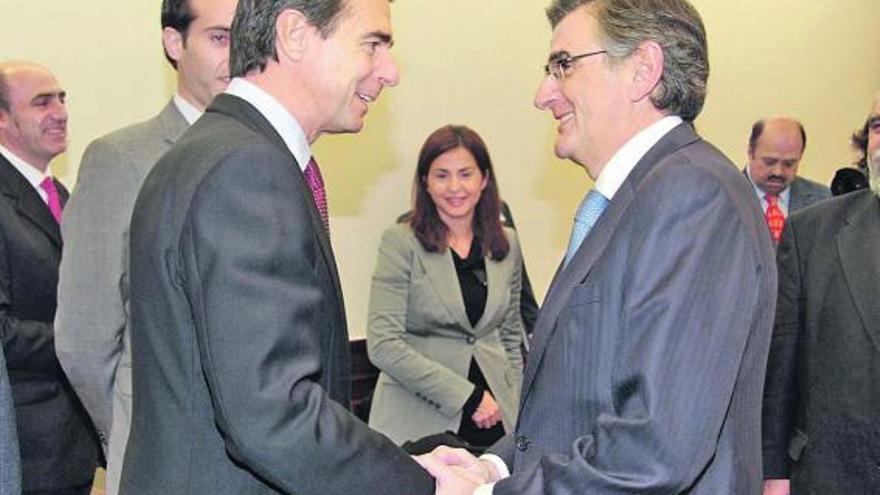 Soria, a la izquierda, saluda al diputado popular y presidente del PP de Asturias, Ovidio Sánchez, ayer, en Madrid.
