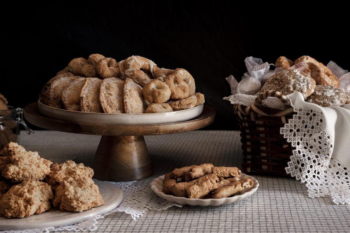 La repostería tradicional se elabora a base de productos locales y naturales como almendras o batatas