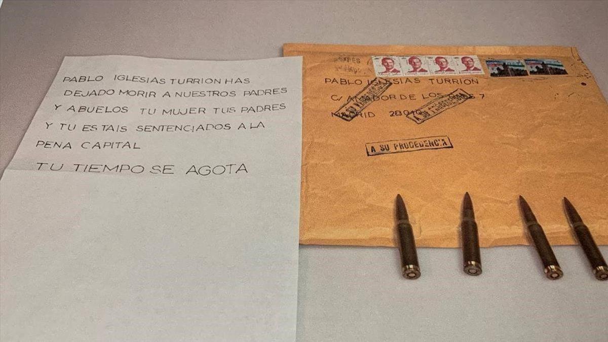 Imagen publicada en la cuenta de Twitter de Pablo Iglesias en la que se ve el mensaje y las balas que iban en el sobre
