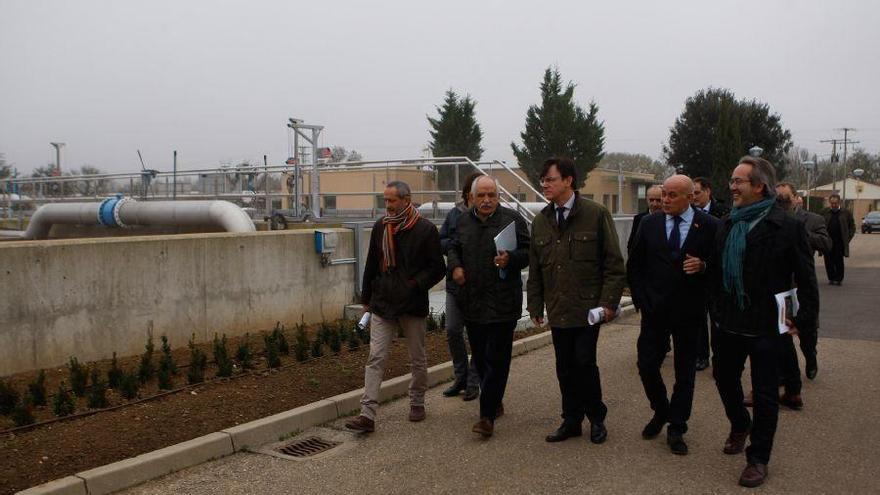 Las autoridades visitan la depuradora tras la firma del convenio de cesión de las instalaciones