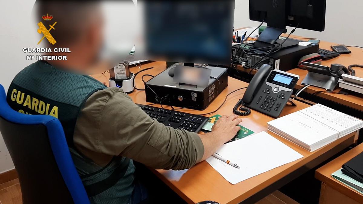 Momento de la investigación en la Operación Kurnia por parte de la Guardia Civil.