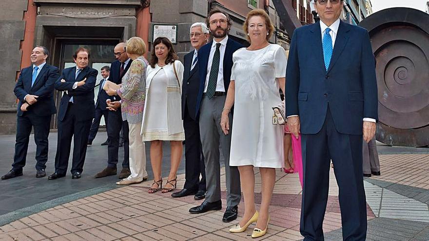 En la imagen, de izquierda a derecha, Antonio Cacereño, Manuel Pascual, Franciso Orsini Ruiz, María del Carmen Rey, Irene Lanzaco, Guillermo García-Alcalde, Aitor Moll, Arantza Sarasola y Javier Moll posan ante la ‘Espiral del Viento’, de Chirino, en Triana. 