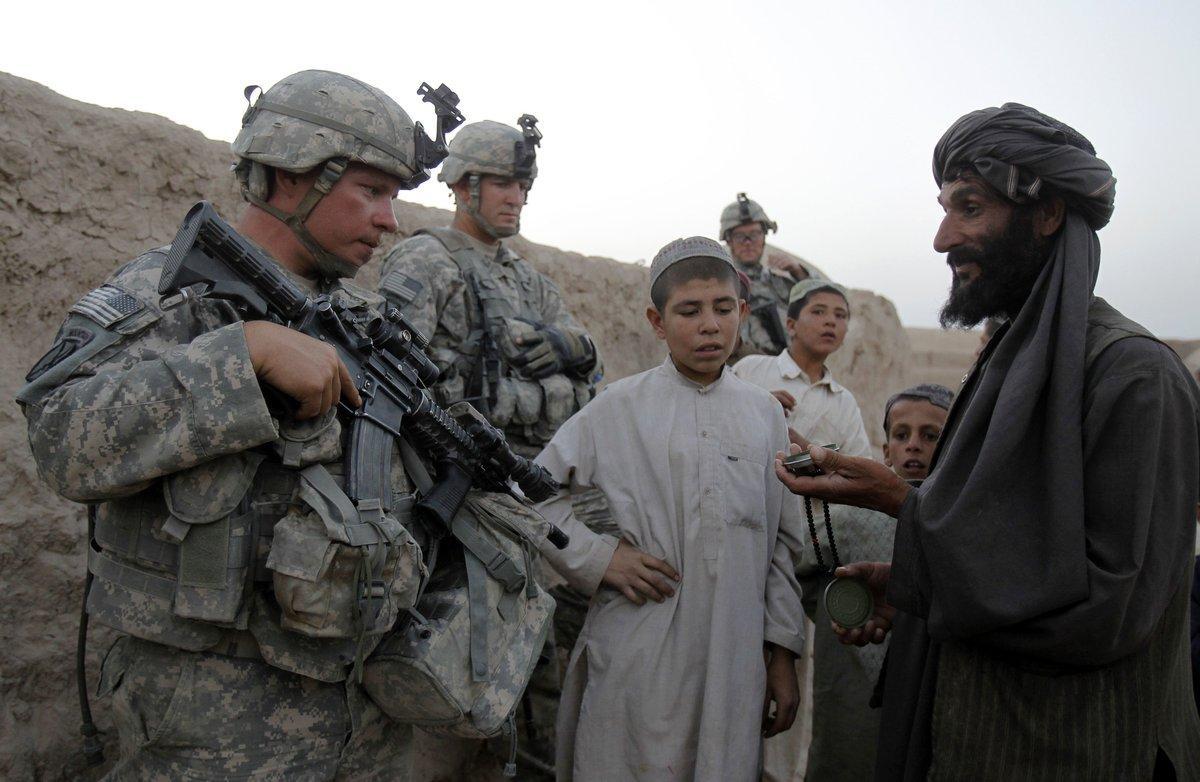 U.S. soldiers with the C Troop 1-71 CAV chat with residents as they patrol in the village of Gorgan June 25, 2010. REUTERS/Denis Sinyakov (AFGHANISTAN - Tags: CONFLICT MILITARY)