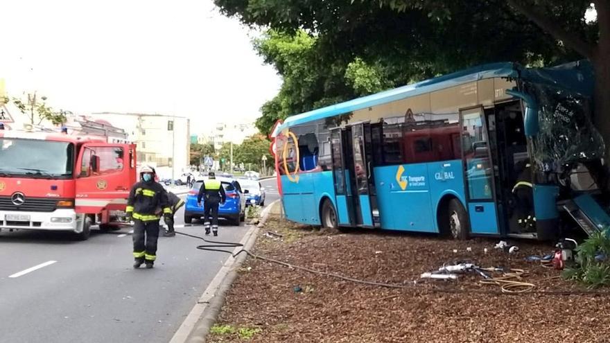 Una guagua se sale de la carretera en Miller Bajo y se estrella contra un árbol