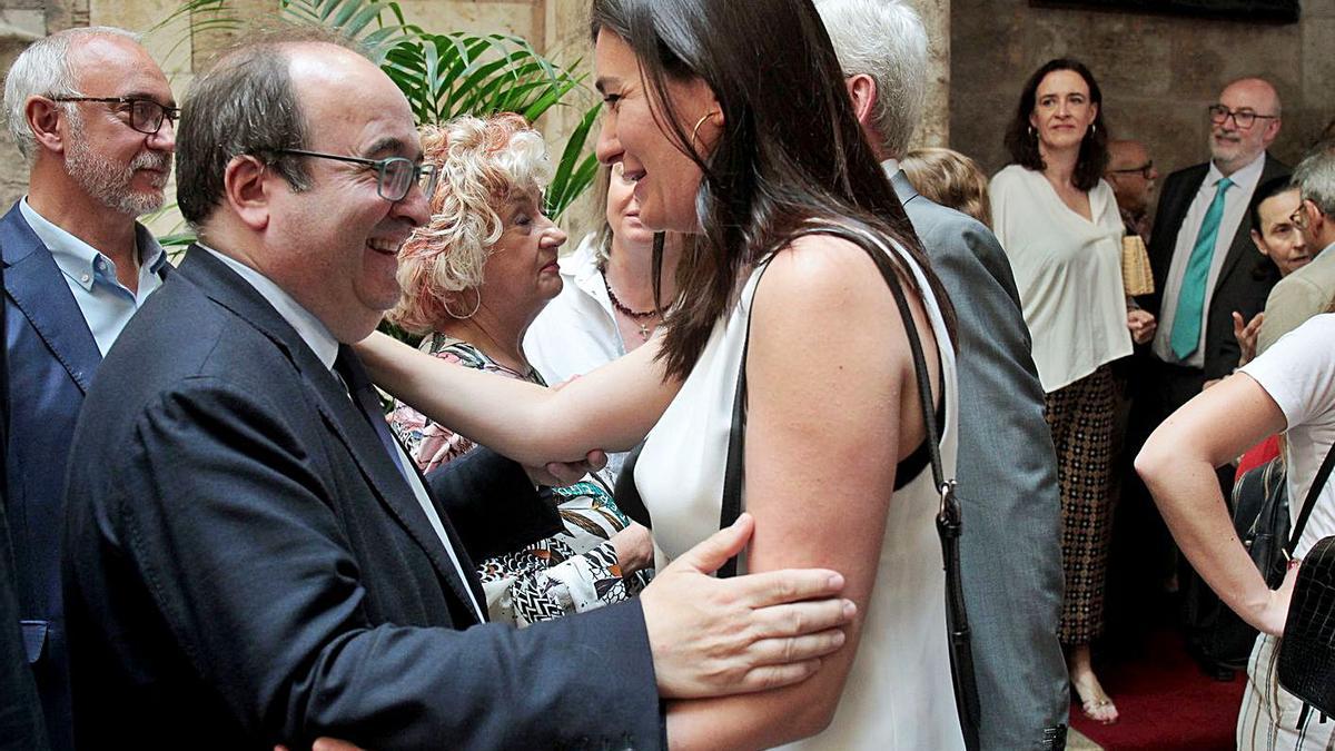 Carmen Montón saluda Miquel Iceta després de la investidura de Ximo Puig en 2019. | LEVANTE-EMV