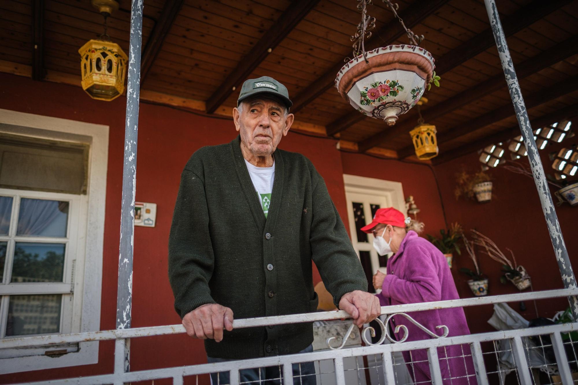 Regreso a casa de vecinos afectados por el volcán de La Palma.