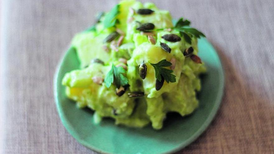 Ensalada de patata con alioli de yogur y perejil