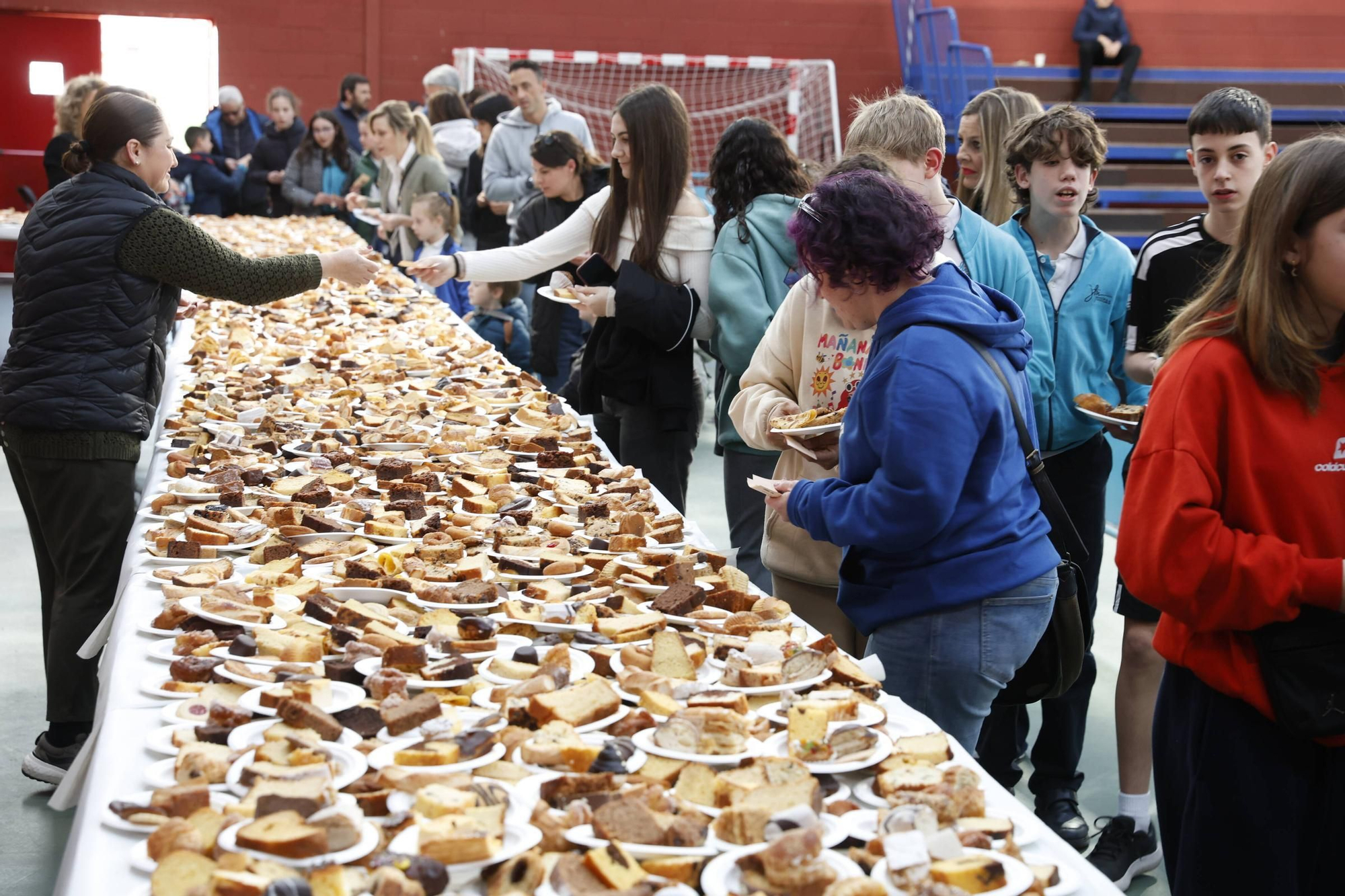 Así fue la merienda solidaria en los jesuitas de Gijón (en imágenes)