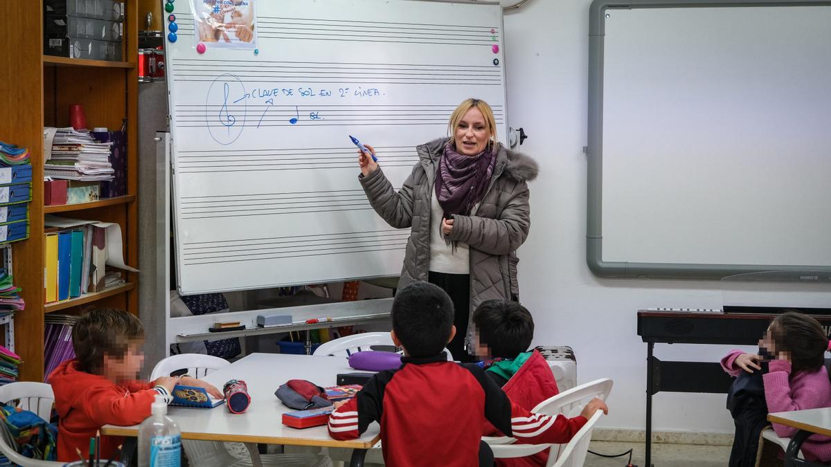 La profesora Cecilia Muñoz imparte la clase de Lenguaje Musical el primer día de las Escuelas Municipales de Música.