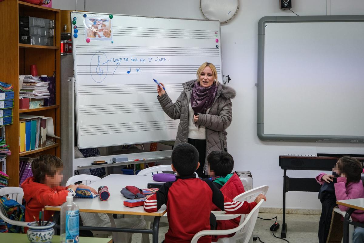 La profesora Cecilia Muñoz imparte la clase de Lenguaje Musical el primer día de las Escuelas Municipales de Música.