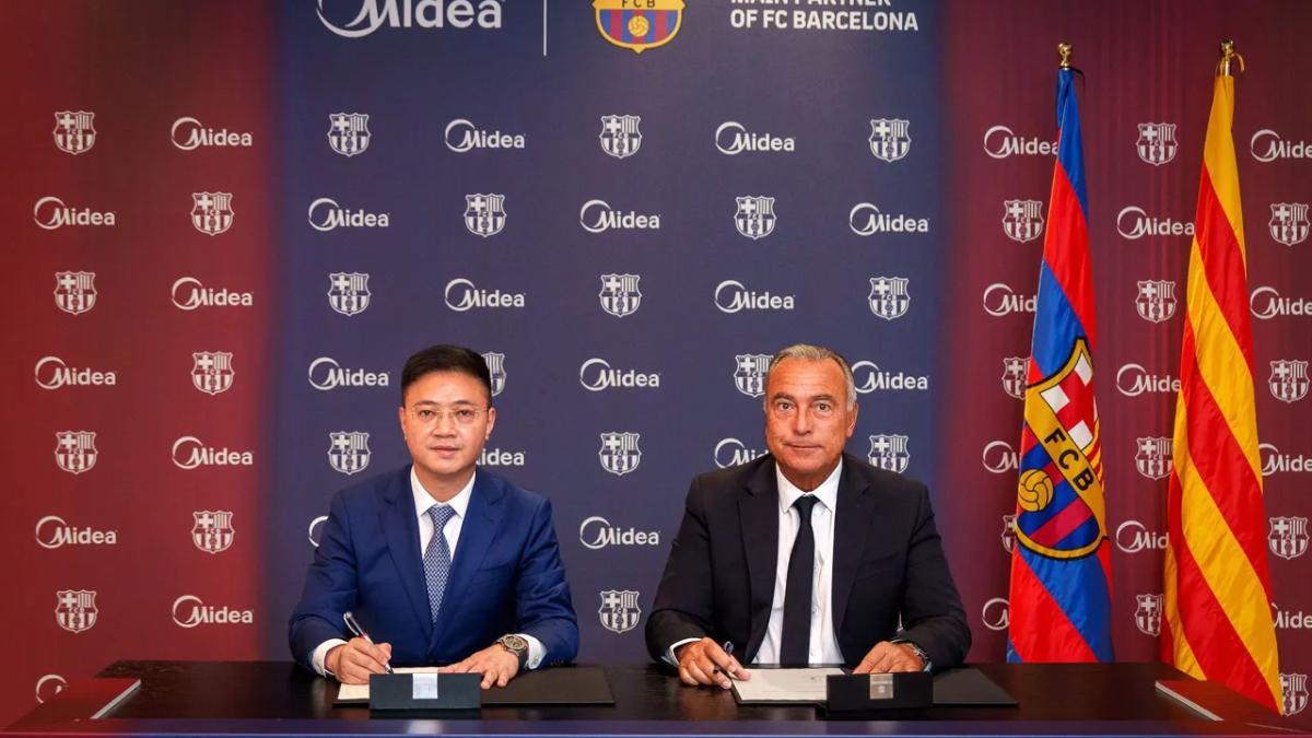 Rafael Yuste y Lewis Fu en la firma dle acuerdo entre el FC Barcelona y Midea
