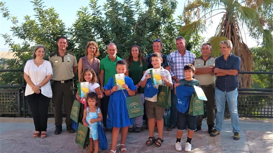 Liberan en Santaella seis ejemplares de cernícalo recuperados en el CREA de Los Villares