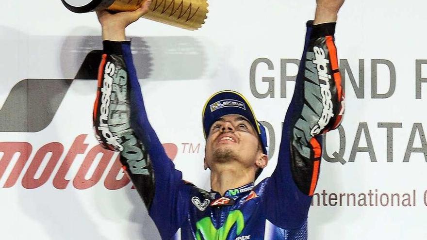 Viñales celebra su triunfo en el podio.