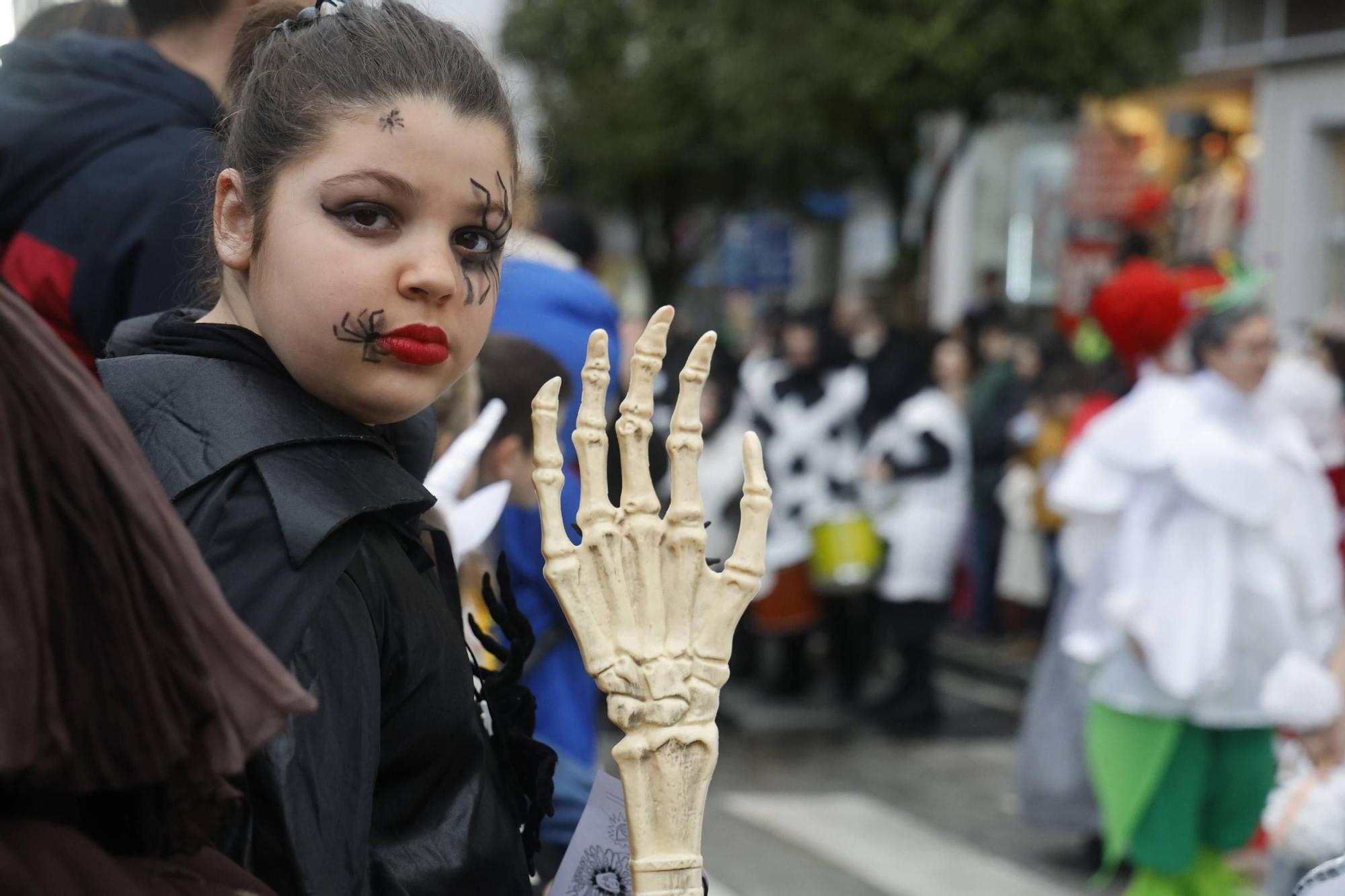 Santiago disfruta del tradicional desfile de martes de Entroido