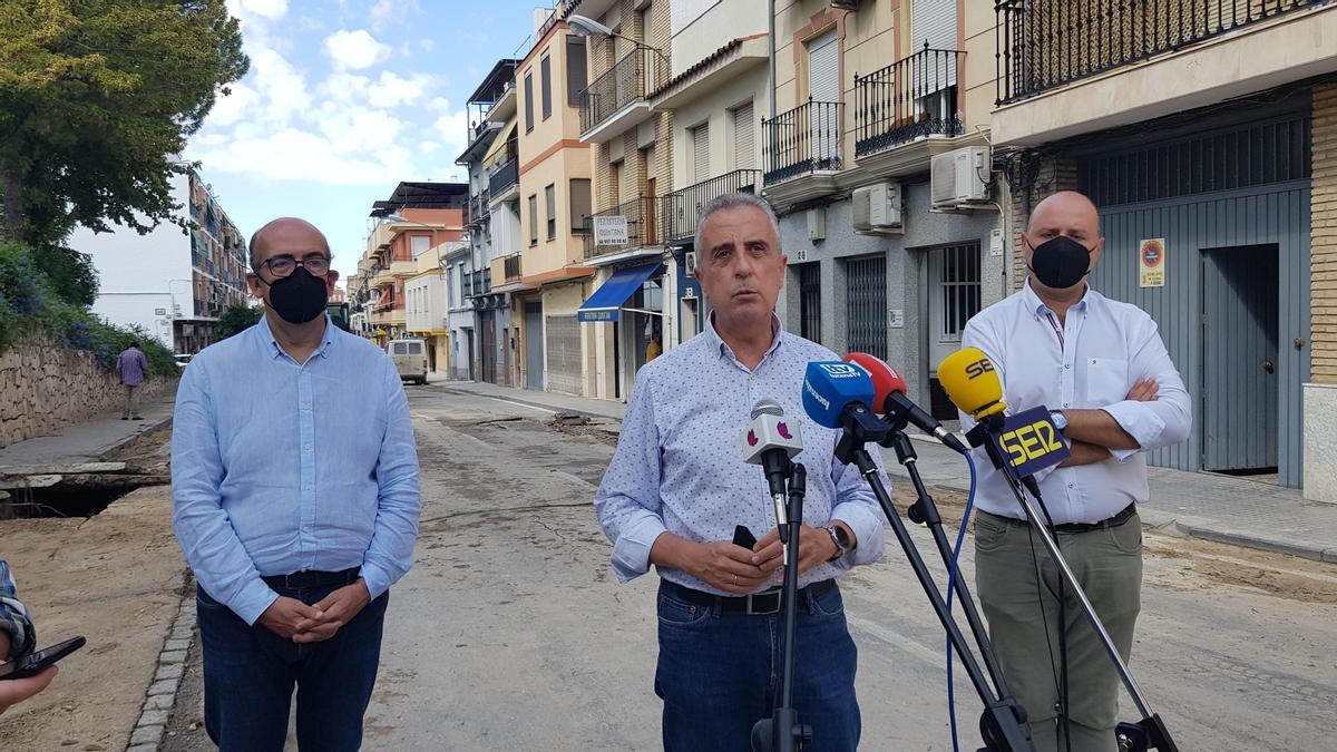 El alcalde de Lucena, Juan Pérez, informa a los periodistas en la calle Hoya del Molino.