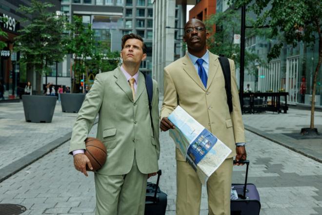 La historia real, y carente de verdaderas tensiones, de dos jóvenes franceses que lograron triunfar como agentes de jugadores en la NBA