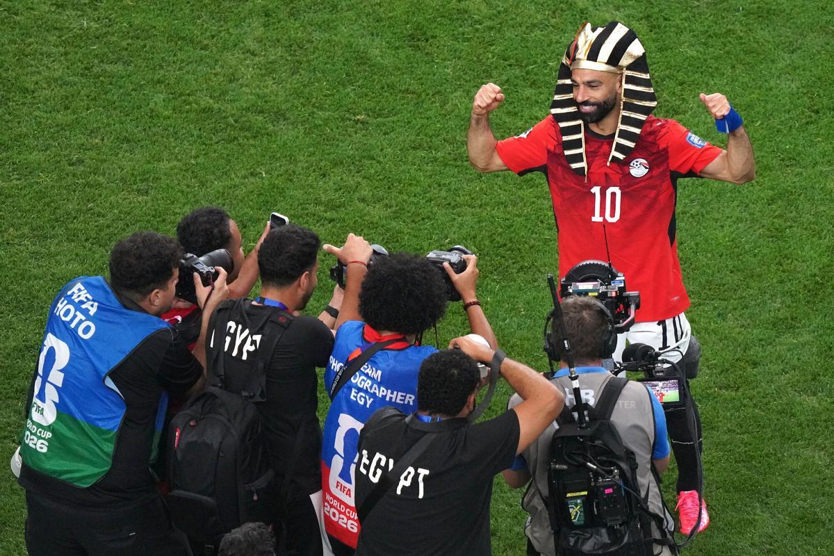 Mohamed Salah posa ante los fotógrafos con el nemes, el gorro de los faraones egipcios, tras la clasificación de Egipto frente a Australia en los dieciseisavos de final.