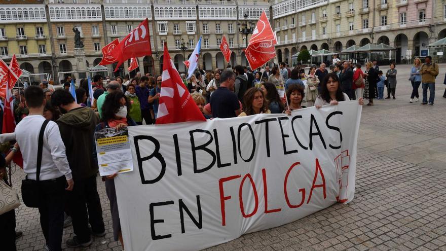 Movilización de los trabajadores de bibliotecas en María Pita en la huelga de julio. |   // VÍCTOR ECHAVE