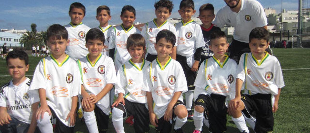 Jugadores del prebenjamín B aruquense, entrenado por Carlos Mena.