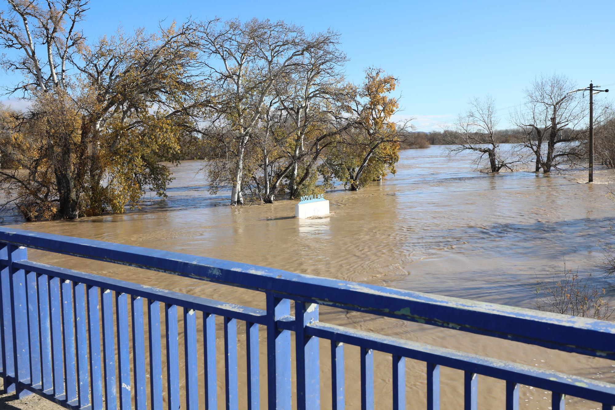 Crecida del río Ebro en Novillas, el primer pueblo de la ribera aragonesa al oeste de Zaragoza.